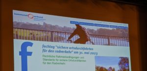 Fachtag Sichere Ortsdurchfahrten. Vortragender mit Präsentation